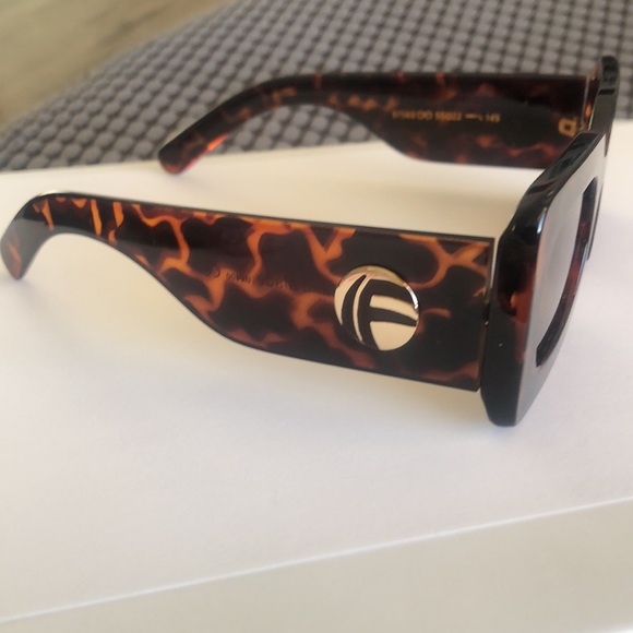 Sloane Scarlett Sunglasses in Tortoise - Picture 2 of 3